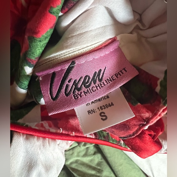 Vixen Red Roses Wiggle - Picture 6 of 7